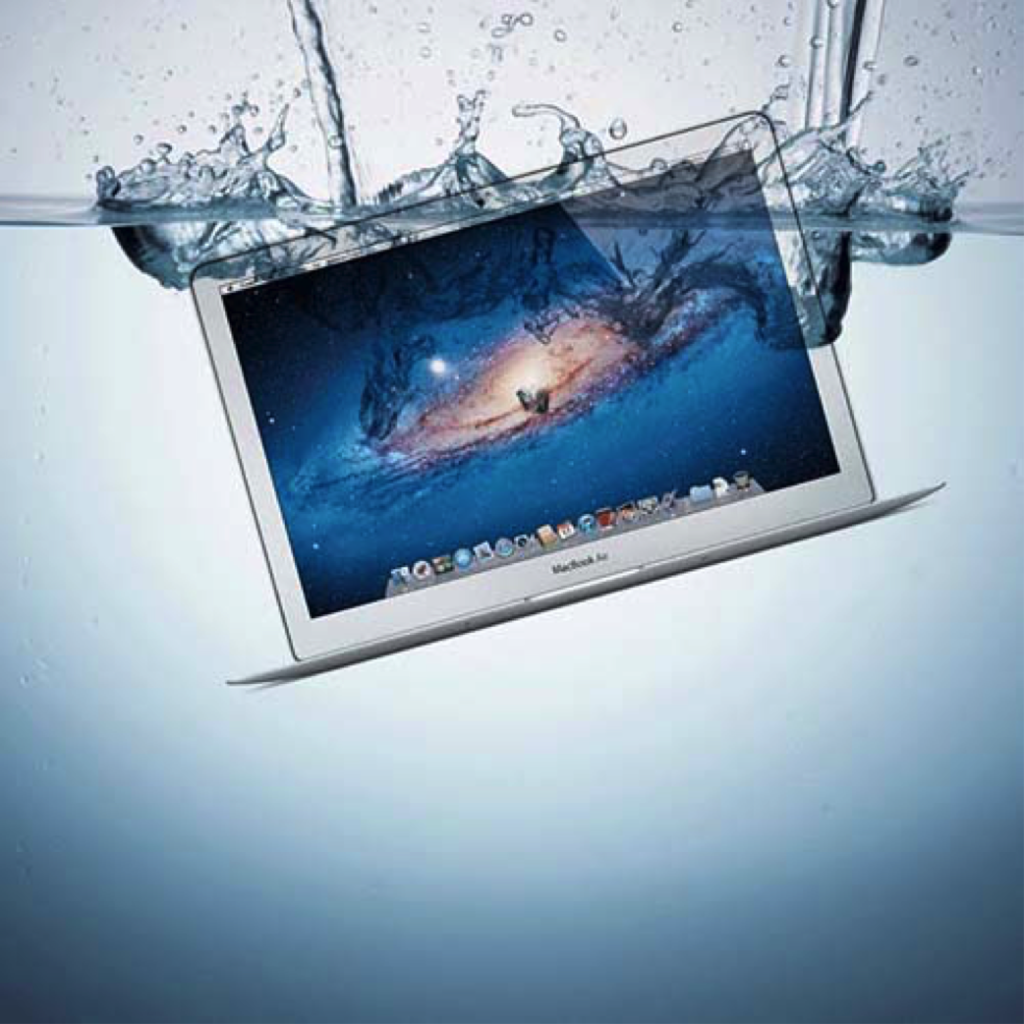 Ноутбук в воде. Залитый ноутбук. Залили ноутбук. Макбук в воде. На клавиатуру попала вода что делать