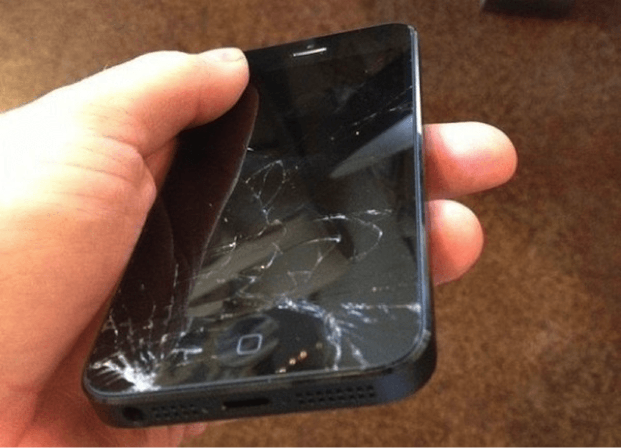 Заменить стекло на смартфоне цена. Iphone 5 с разбитым экраном. Айфон с разбитым экраном в руке. Разбитый экран айфона 5. Лопнутый экран.